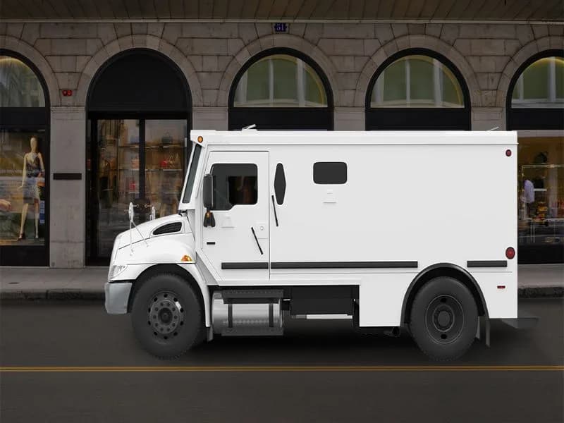 Fourgon de transport de fonds escorté par une équipe SEGIC